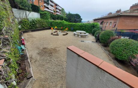 Col·locació d’elements decoratius de jardí Col·locació d’elements decoratius de jardí