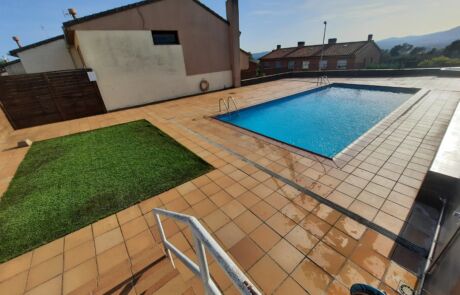 Gespa artificial instal.lada al costat d'una piscina