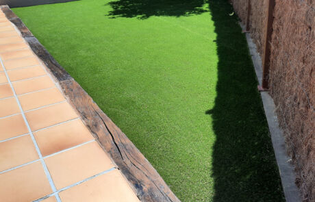 Gespa artificial instal.lada a jardí particular