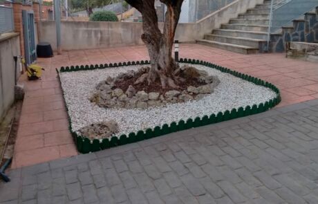 Col·locació d’elements decoratius de jardí Col·locació d’elements decoratius de jardí